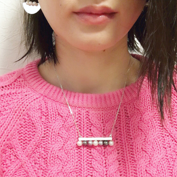 monotone pearl line necklace(モノトーンパールラインネックレス)の着用例