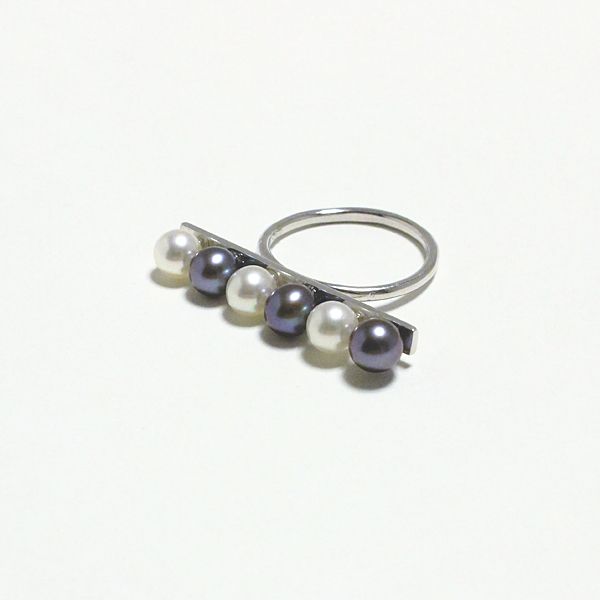 line monotone pearlring(ラインモノトーンパールリング)