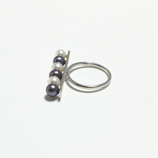line monotone pearlring(ラインモノトーンパールリング)