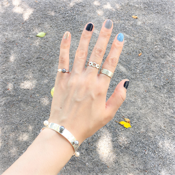 two monotone pearl ring(トゥーモノトーンパールリング)の着用例