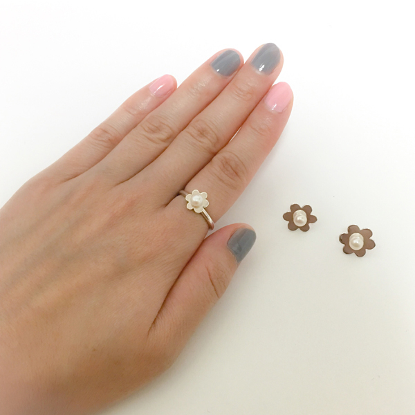flower pwarl ring(フラワーパールリング)の着用例