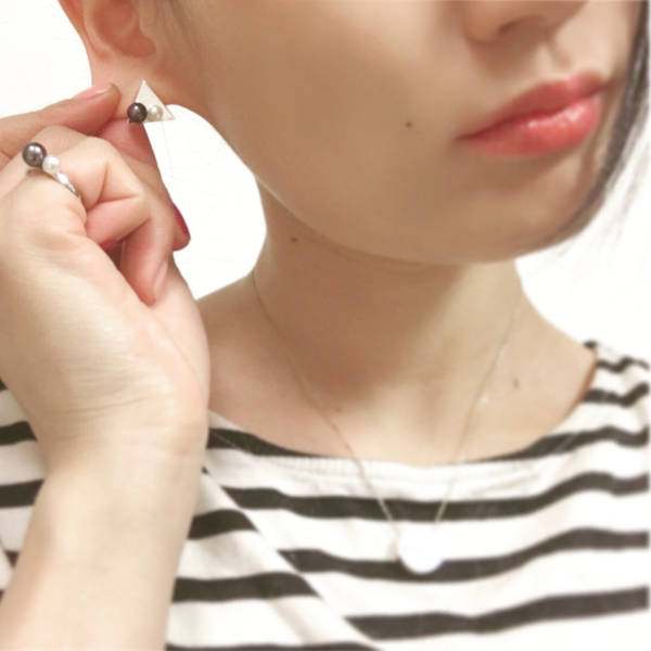 monotone pearl triangle ring(モノトーンパールトライアングルリング)の着用例