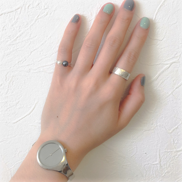 two monotone pearl ring(トゥーモノトーンパールリング)の着用例